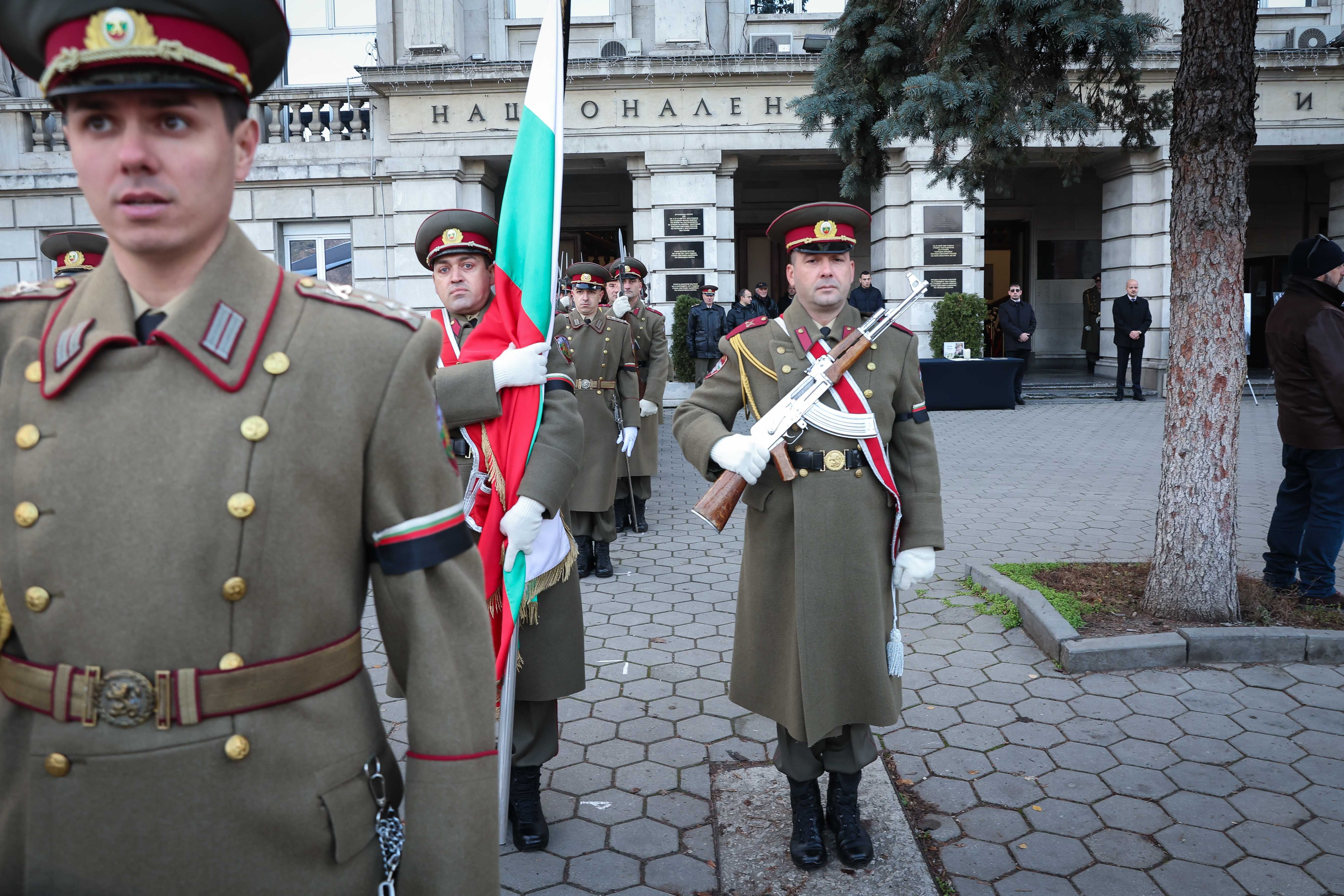 Сбогом, шампионе! Изпратиха Боян Радев с военни почести | борба | Арена ...